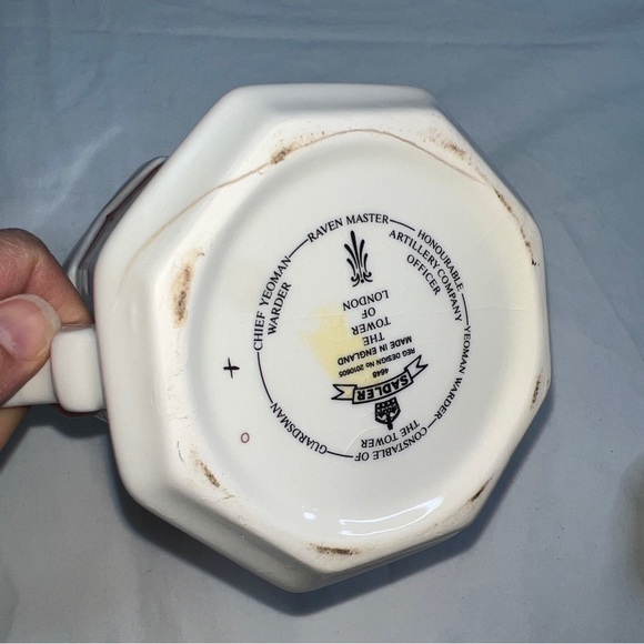 James Sadler England "The Tower of London" Teapot 1980's bone china Decorative. - Picture 4 of 5